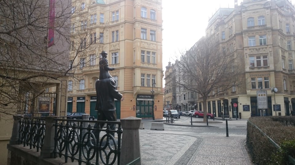 Jaroslav R&oacute;na statue of Kafka in Prague