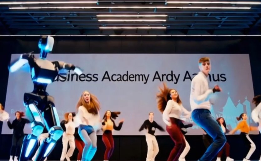 Youtube: Robots arrive at Eaaa Youtube:Robots arrive at Eaaa